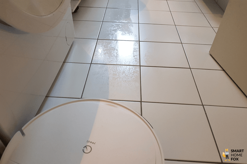 Yeedi Vac 2 Pro mops a tiled floor.
